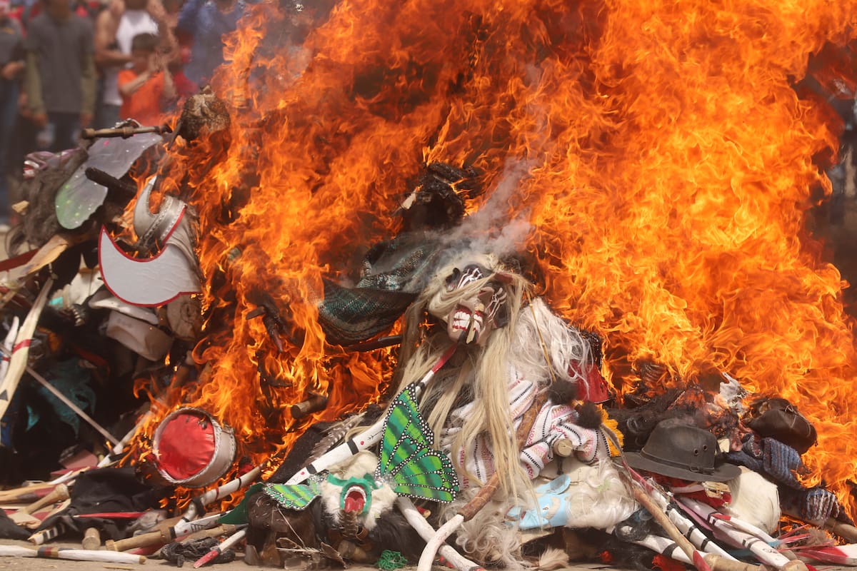 Realizan fariseos la quema de máscaras como parte del Sábado de Gloria
