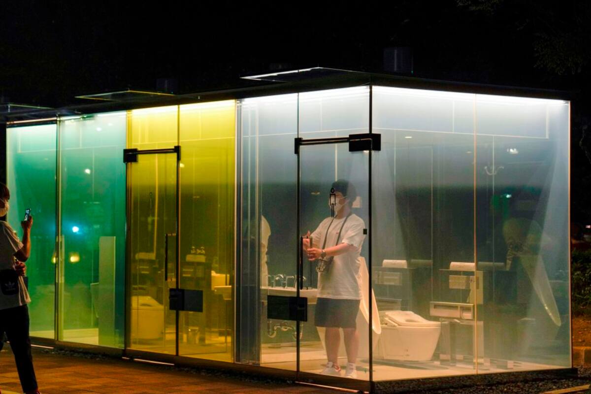 Instalan baños con muros transparentes en Tokio