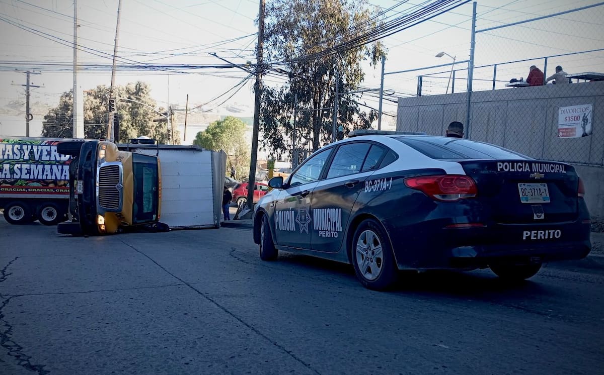 La volcadura de un camión con papas en El Realito bloqueó el tránsito rumbo al bulevar 2000. Foto: Border Zoom