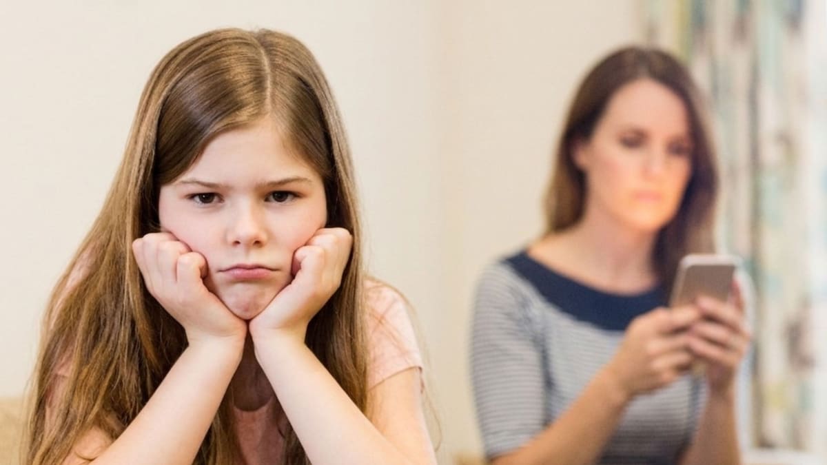 El uso excesivo del celular de los padres eleva el riesgo de depresión y trastornos de ansiedad en los hijos cuando llegan a la adultez, según la psicología