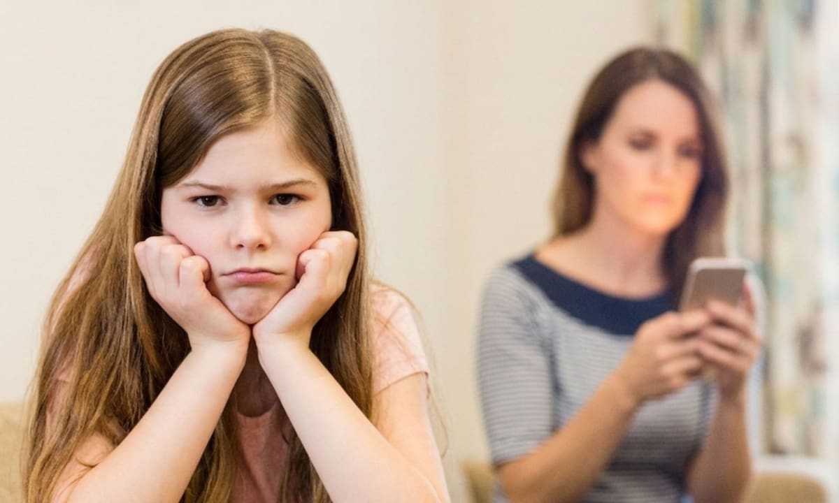 La emancipación es un proceso judicial que libera al adolescente de la custodia y el control de sus padres.
