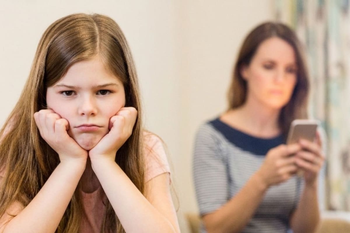 El uso excesivo del celular de los padres eleva el riesgo de depresión y trastornos de ansiedad en los hijos cuando llegan a la adultez, según la psicología