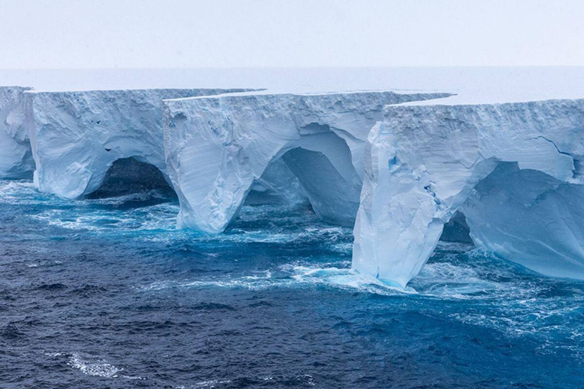 Las impresionantes cuevas y arcos creados por el deshielo en el iceberg más grande del mundo