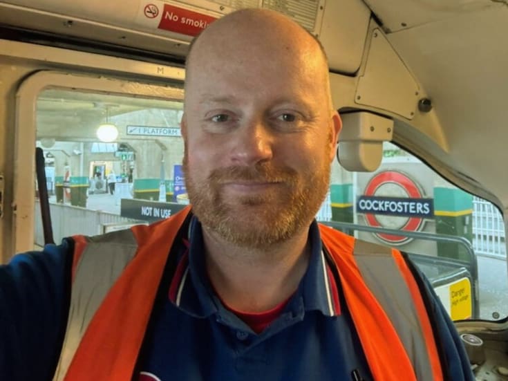 “Con tan solo 31 mil pesos.”: Un hombre se convierte en el primero en dar la vuelta al mundo en avión en clase económica… en solo 67 horas