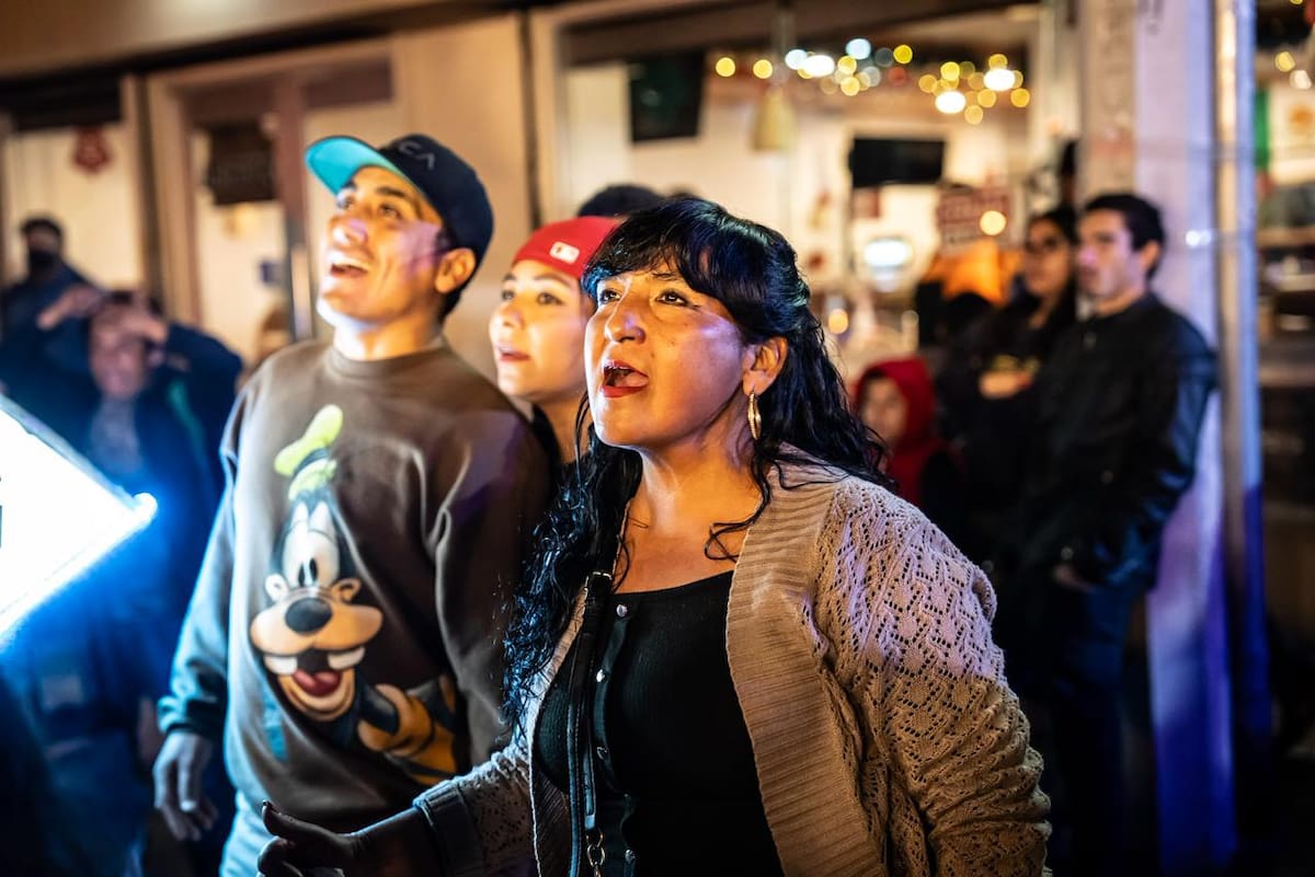 Mercados de Tijuana recorrieron la Zona Centro en la tradicional peregrinación en honor a la Virgen de Guadalupe que culminó en el Santuario de la Calle Segunda. Foto: Border Zoom