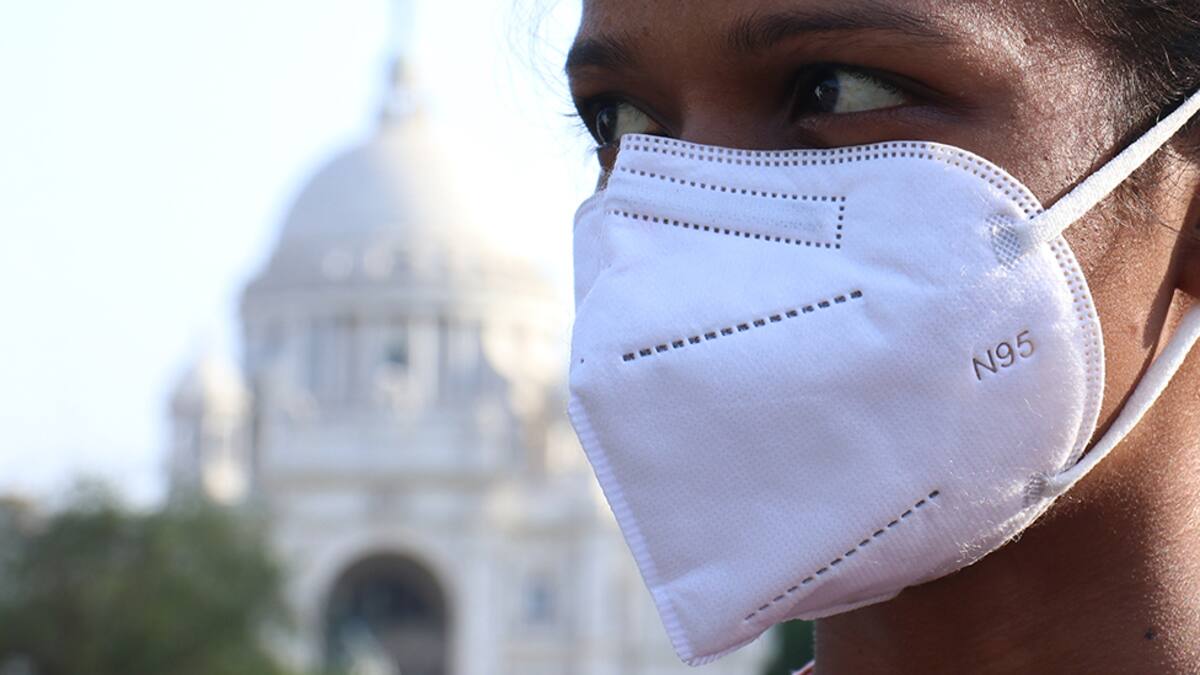 A woman wearing a mask stands in front the famous heritage Victoria Memorial Hall, closed due to the covid-19 pandemic in Kolkata, India on April 19,2021. As Bengaluru reported a total of 24,197 cases during the weekend, active cases in the Karnataka capital rose to nearly a lakh on Sunday (97,897). Meanwhile, 103 more people succumbed to the same on Saturday and Sunday.The state of West Bengal recorded the highest single-day spike with 8,419 new COVID-19 cases. According to a report, at least 28 fresh fatalities have pushed the death toll to 10,568 in West Bengal. (Photo by Debajyoti Chakraborty/NurPhoto via Getty Images)