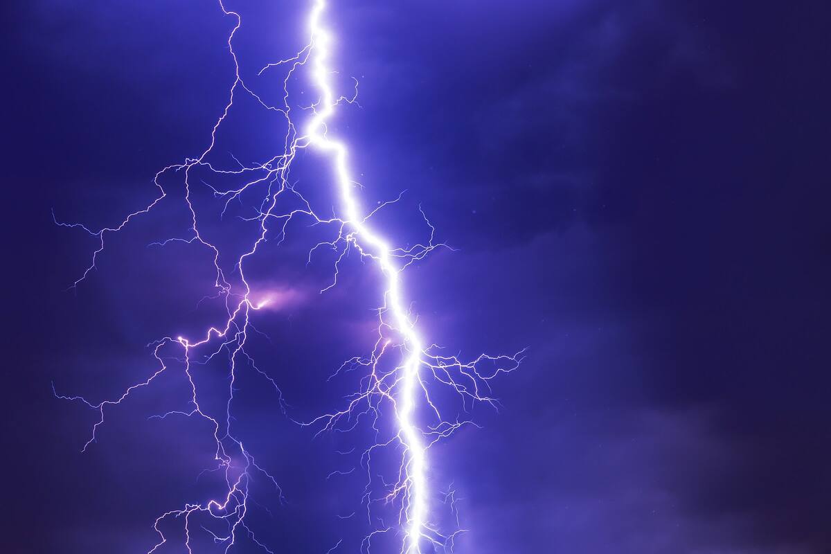 11 rayos impactan de forma seguida contra un poste de la luz