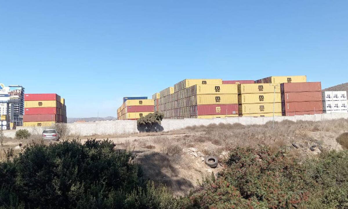 La presencia de los contenedores ha generado inconformidad en los padres de familia y habitantes de El Sauzal.