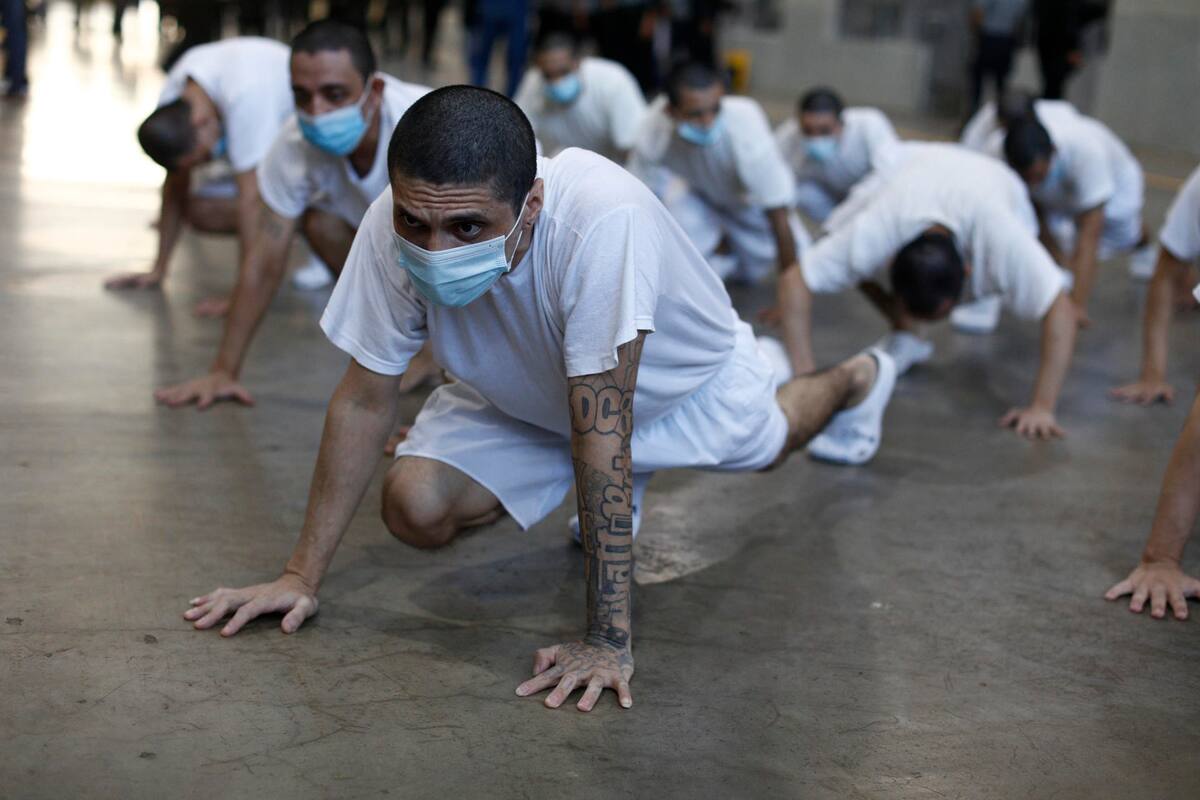 Un grupo de reclusos realizan ejercicios al interior del Centro de Confinamiento del Terrorismo (Cecot) . EFE/ Rodrigo Sura