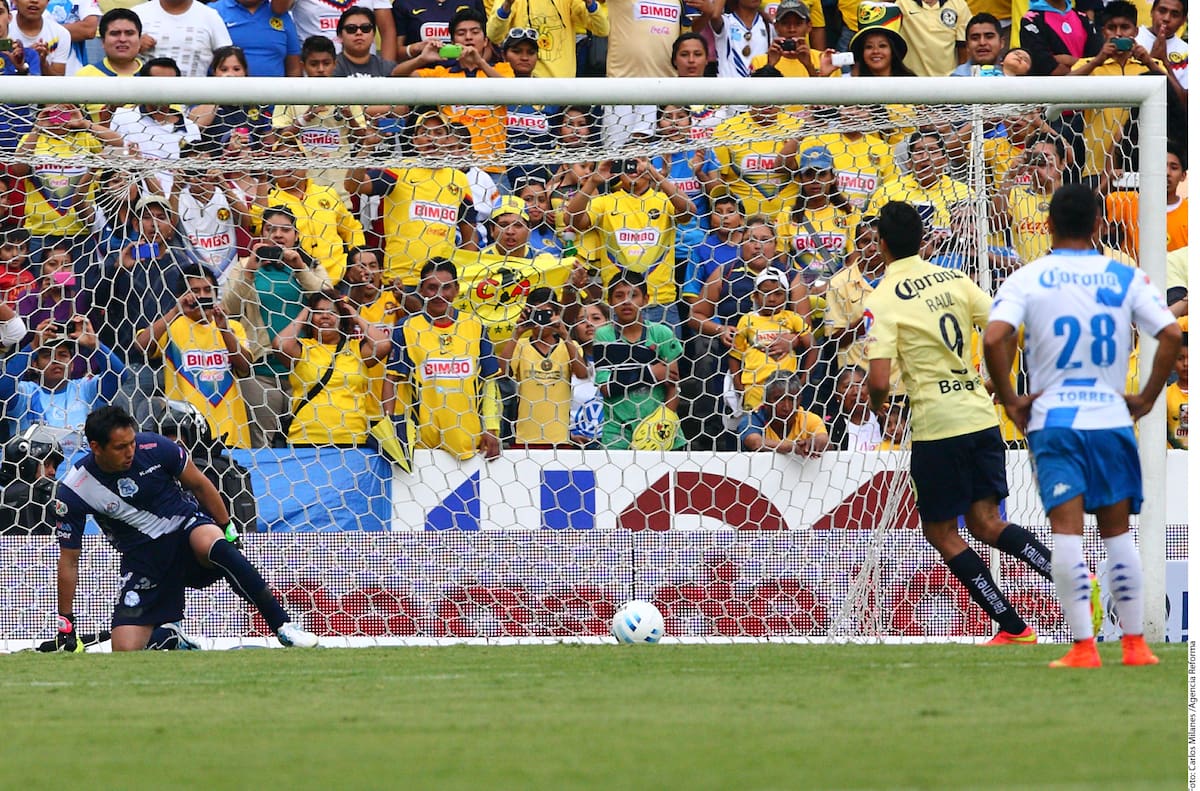 Raúl Jiménez, de América, anota de penal al engañar al portero Rodolfo Cota, del Puebla, durante el Apertura 2014. (Foto: Archivo GH)