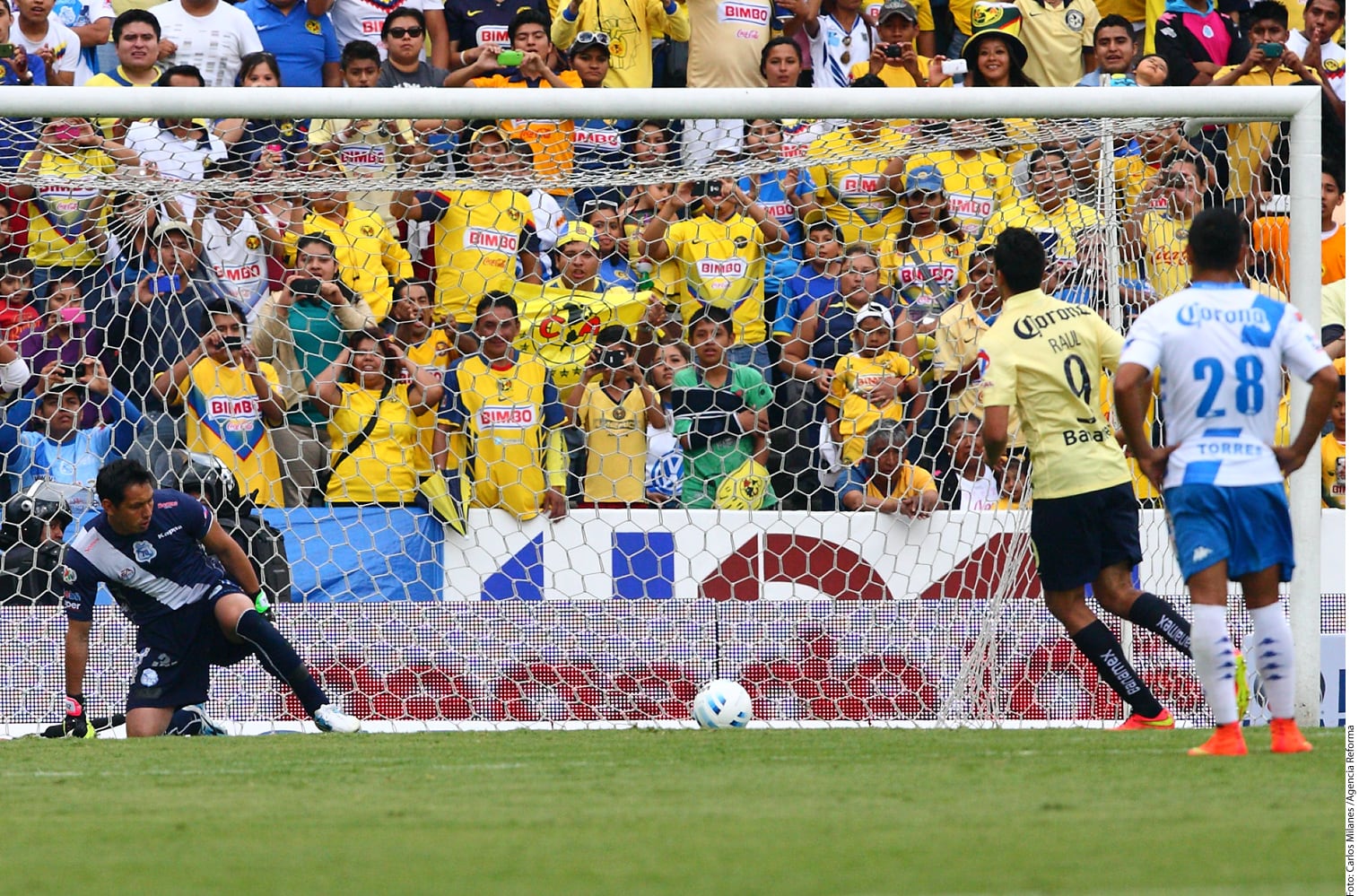 Raúl Jiménez, de América, anota de penal al engañar al portero Rodolfo Cota, del Puebla, durante el Apertura 2014. (Foto: Archivo GH)