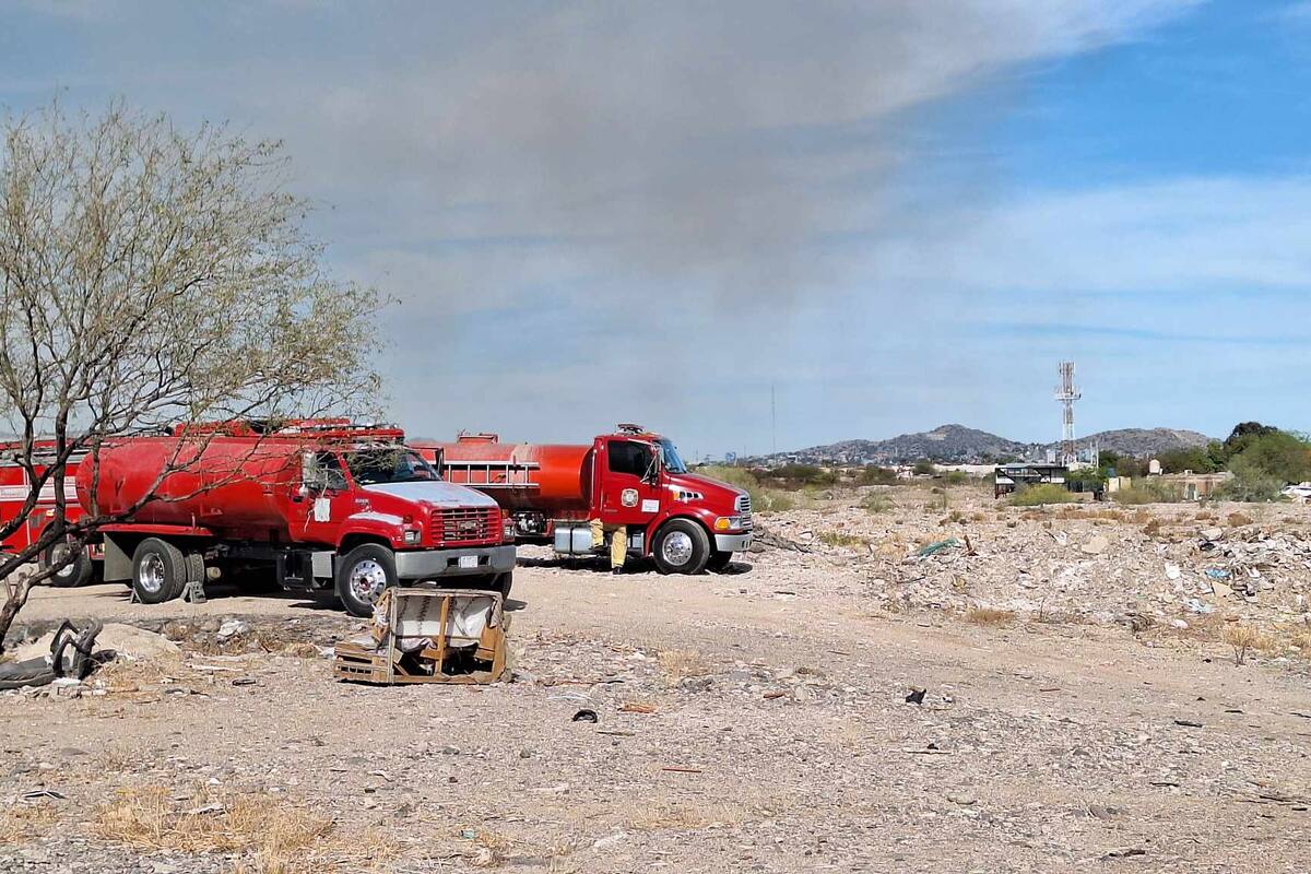 Gran incendio de maleza y basura en Vado del Río requirió 12 bomberos en Hermosillo