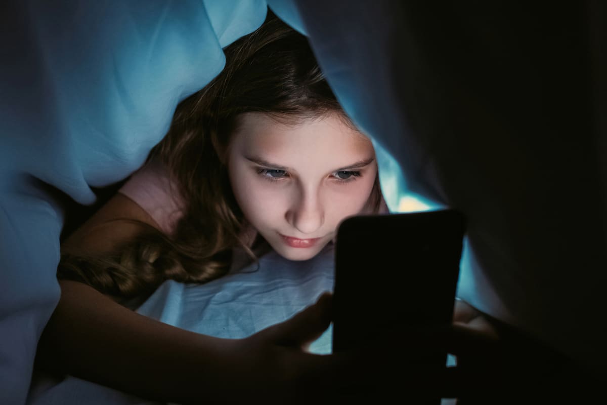 La luz azul de las pantallas podría estar acelerando el envejecimiento de tu piel, según estudios