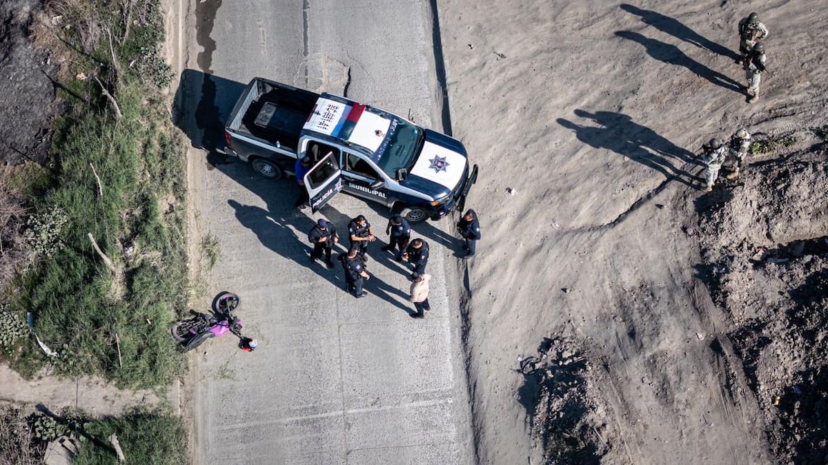 Un incidente en la colonia Ejido Ojo de Agua dejó dos personas detenidas, una de ellas lesionada, luego de que presuntamente realizaran detonaciones de arma de fuego contra un oficial, quien resultó ileso. Foto: Borderzoom