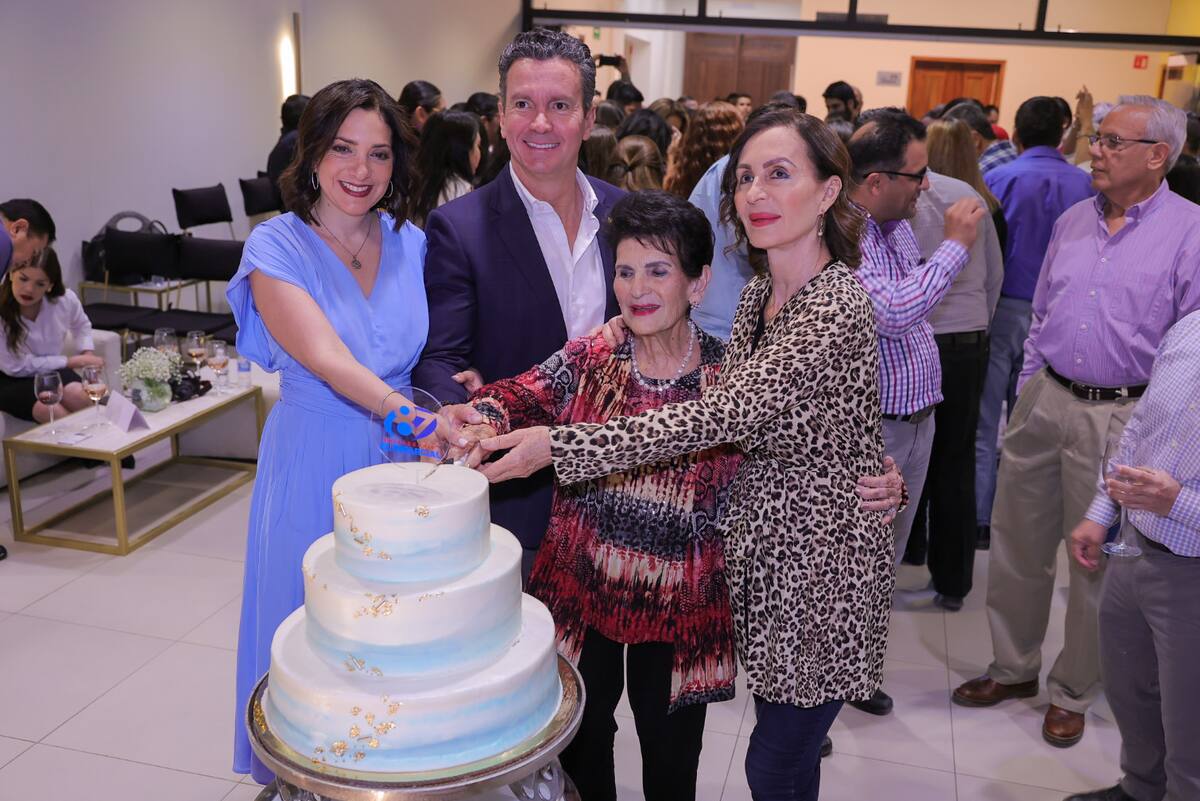 Juan Fernando Healy Loera estuvo acompañado de su esposa Ana Edith Campuzano de Healy; la señora Silvia Loera de Healy y Rosa Silvia
Healy Loera