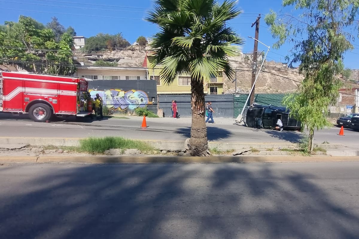 Camioneta vuelca y derriba dos postes