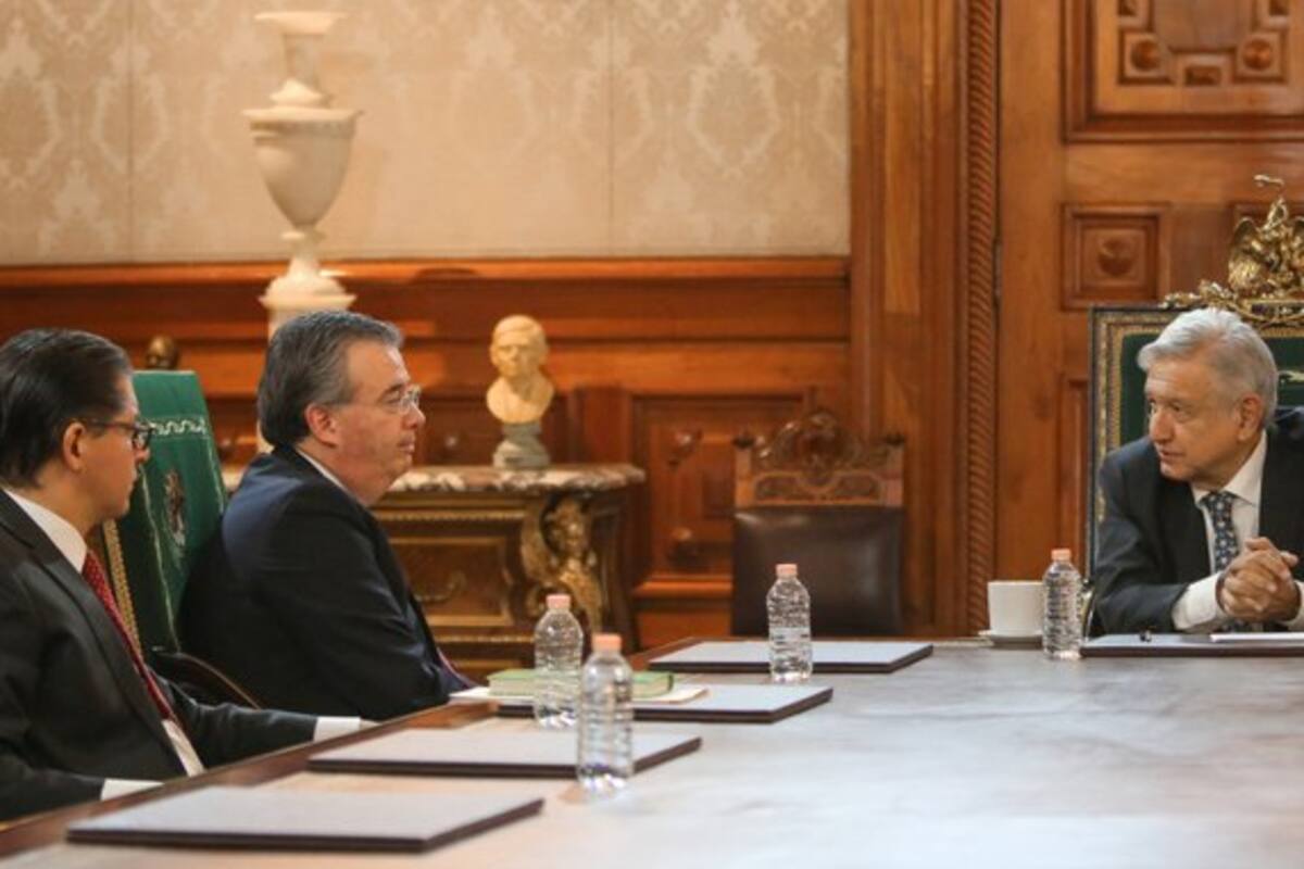 AMLO se reúne con gobernador del Banco de México por depreciación del peso