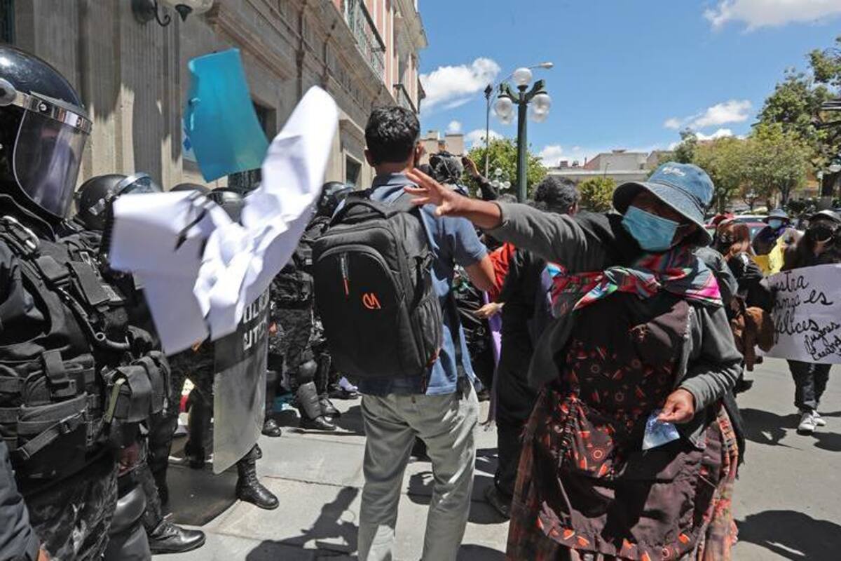 Policía de Nicaragua impide a activistas salir de casa en el Día de la Mujer