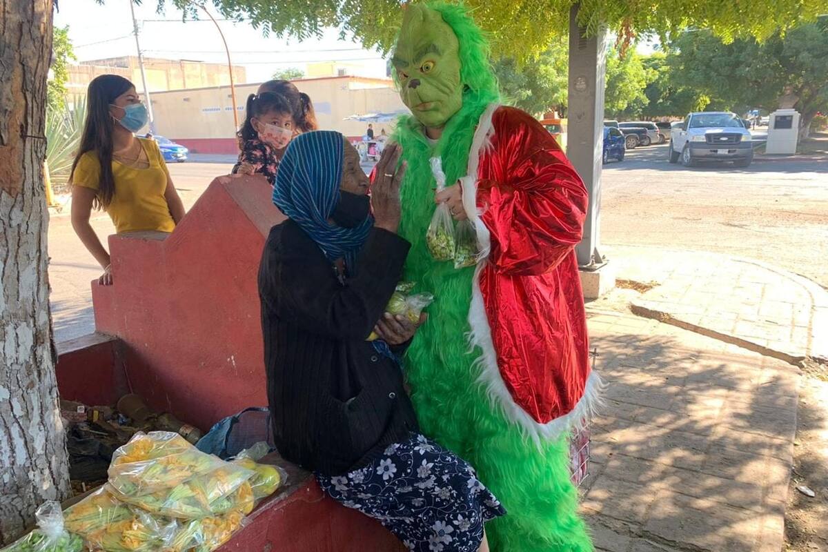 El “Grinch” ayuda a doña Lucia Sombra, mujer de 103 años de edad en Navojoa