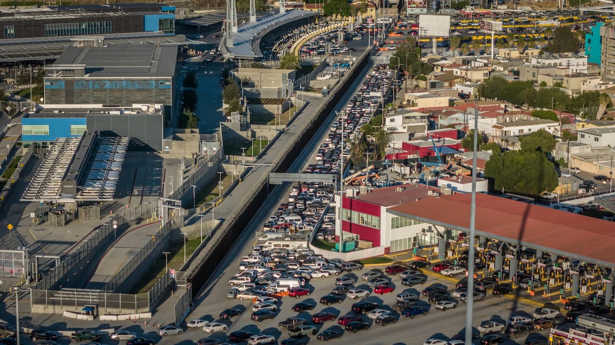 Vehículos retenidos por Aduana Mexicana esperan autorización para ser subastados. Foto: Border Zoom