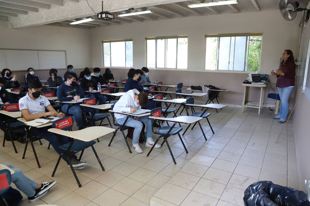 Buscan vacunar contra Covid-19 a estudiantes de la ‘prepa’ Lázaro Cárdenas