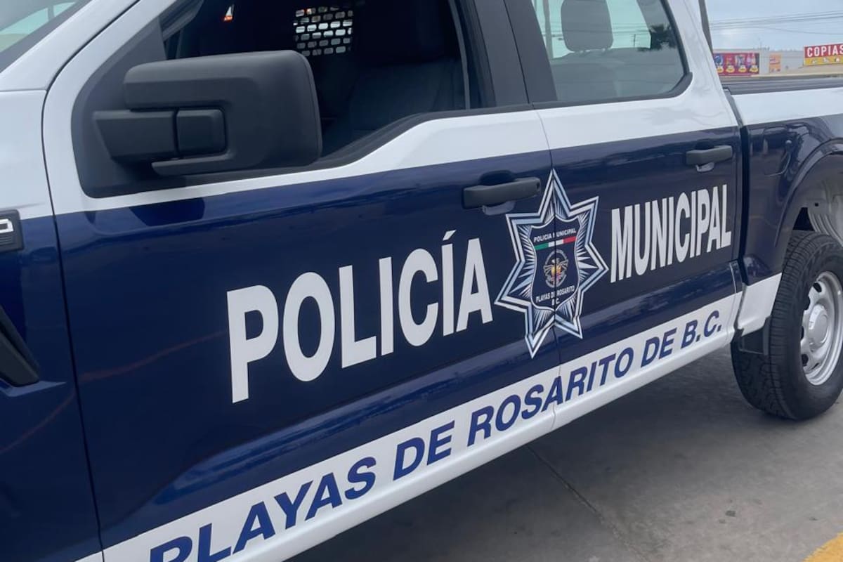 Arroja a su pareja de un auto en movimiento por negarse a prestarle dinero