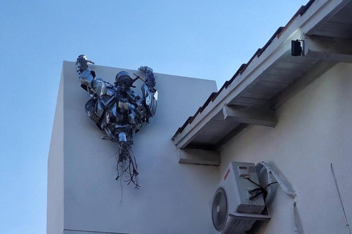 Construyen increíbles 'Transformers' alrededor de una casa