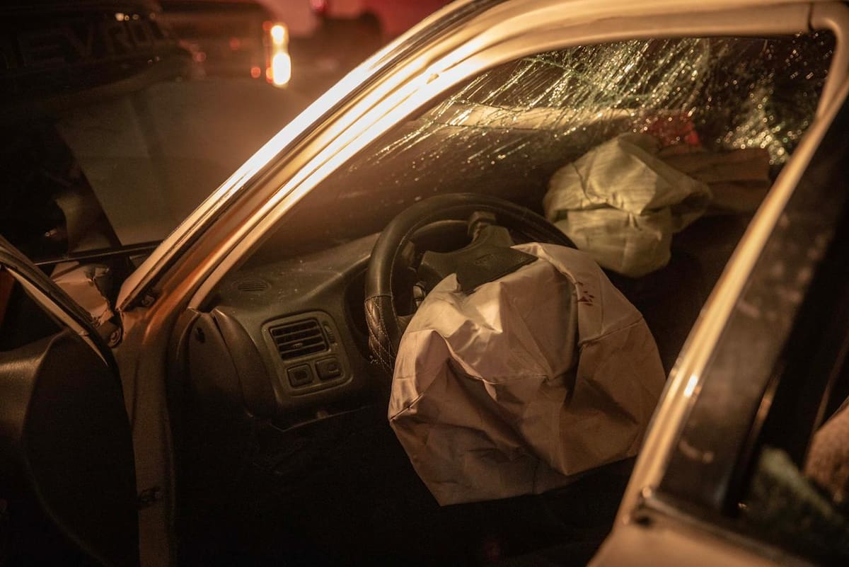 El conductor de un automóvil Honda sufrió una posible fractura en una pierna y tuvo que ser rescatado del vehículo. El accidente ocurrió en una zona donde la circulación se encuentra modificada por la instalación de juegos mecánicos. Foto: Border Zoom.