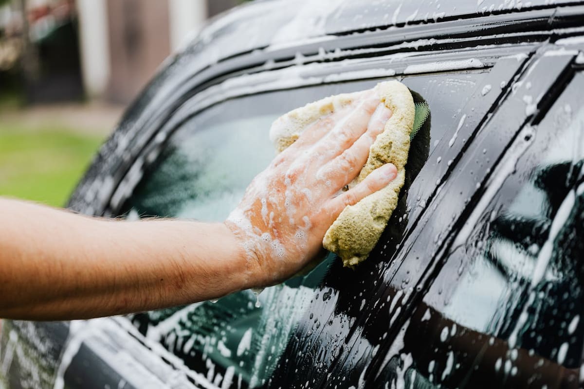 Lavar un automóvil en la vía pública no está prohibido, pero sí se considera el desperdiciar agua, por lo que se puede aplicar una sanción. | Foto: Pexels
