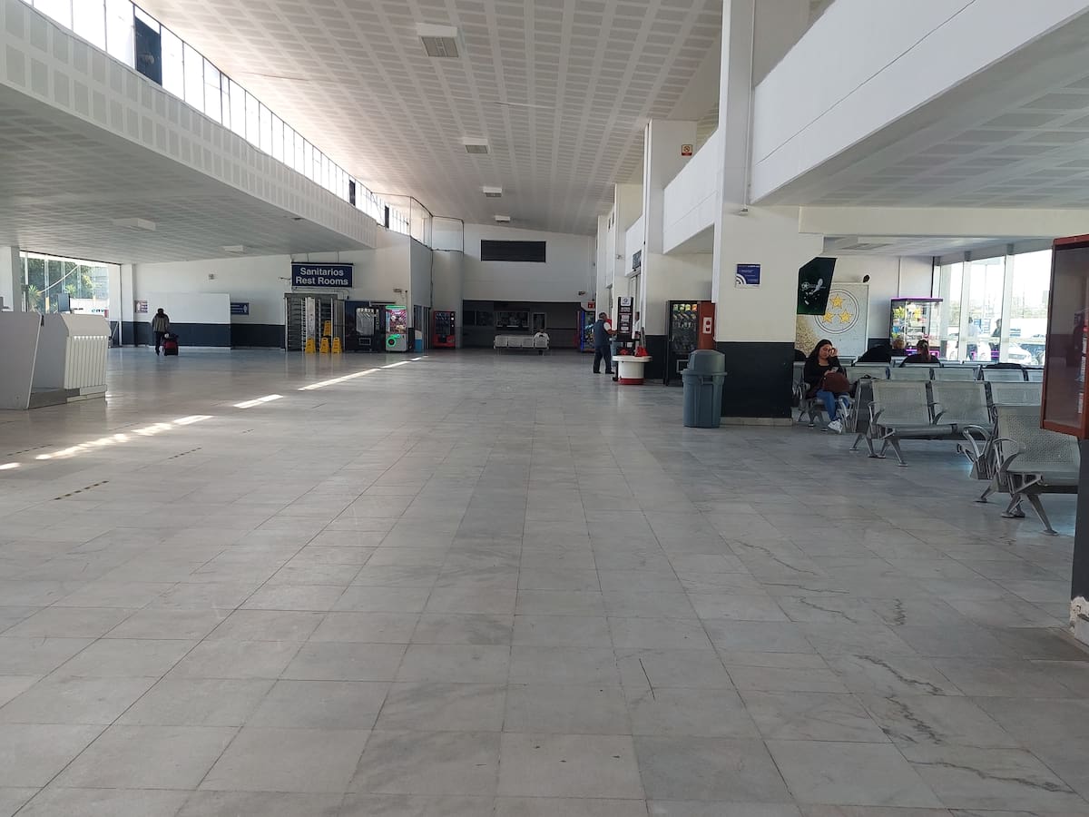 Por tercer día consecutivo, la Central Camionera de Tijuana registra menor movimiento de pasajeros tras los bloqueos e incendios derivados del asesinato de Nemesio Oseguera Cervantes, “El Mencho”, afectando también a taxistas. Foto: Khennia Reyes