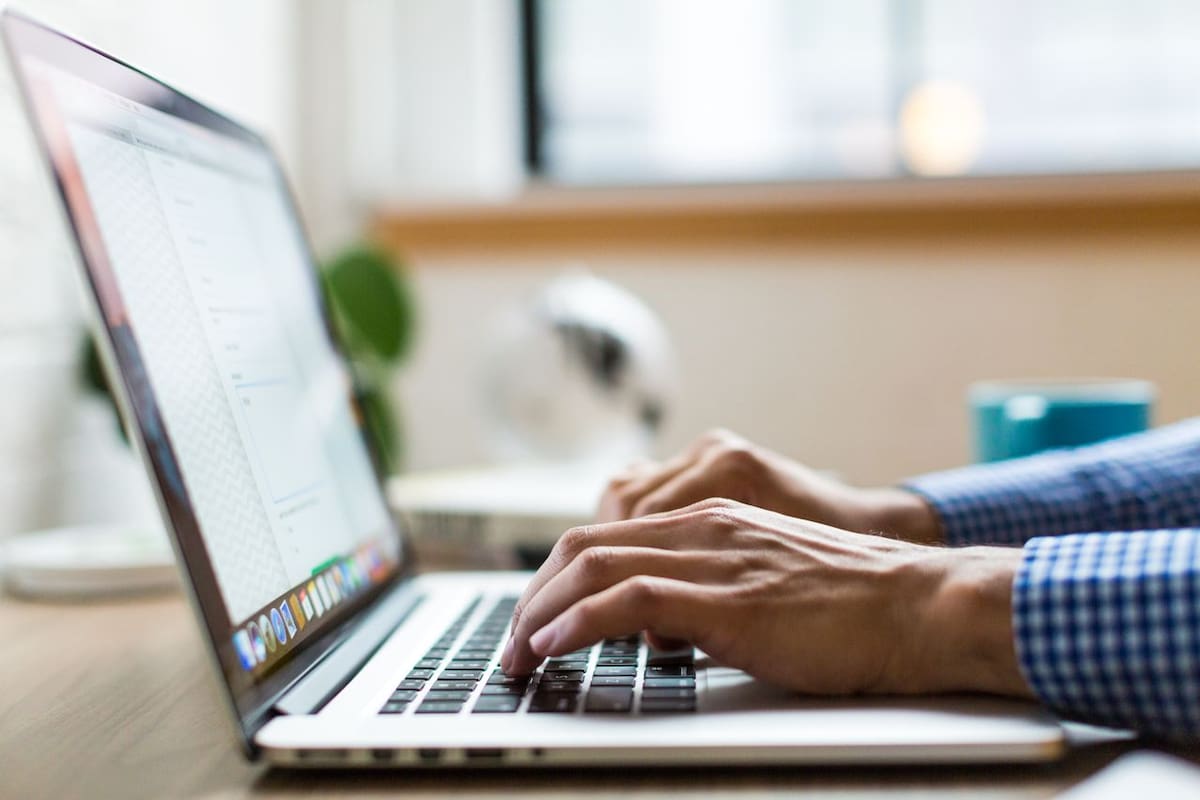 La edición profesional de video, el diseño gráfico avanzado, la programación, el manejo de grandes bases de datos o el uso de software especializado siguen siendo actividades donde las laptops ofrecen un mejor desempeño. | Foto: Pexels