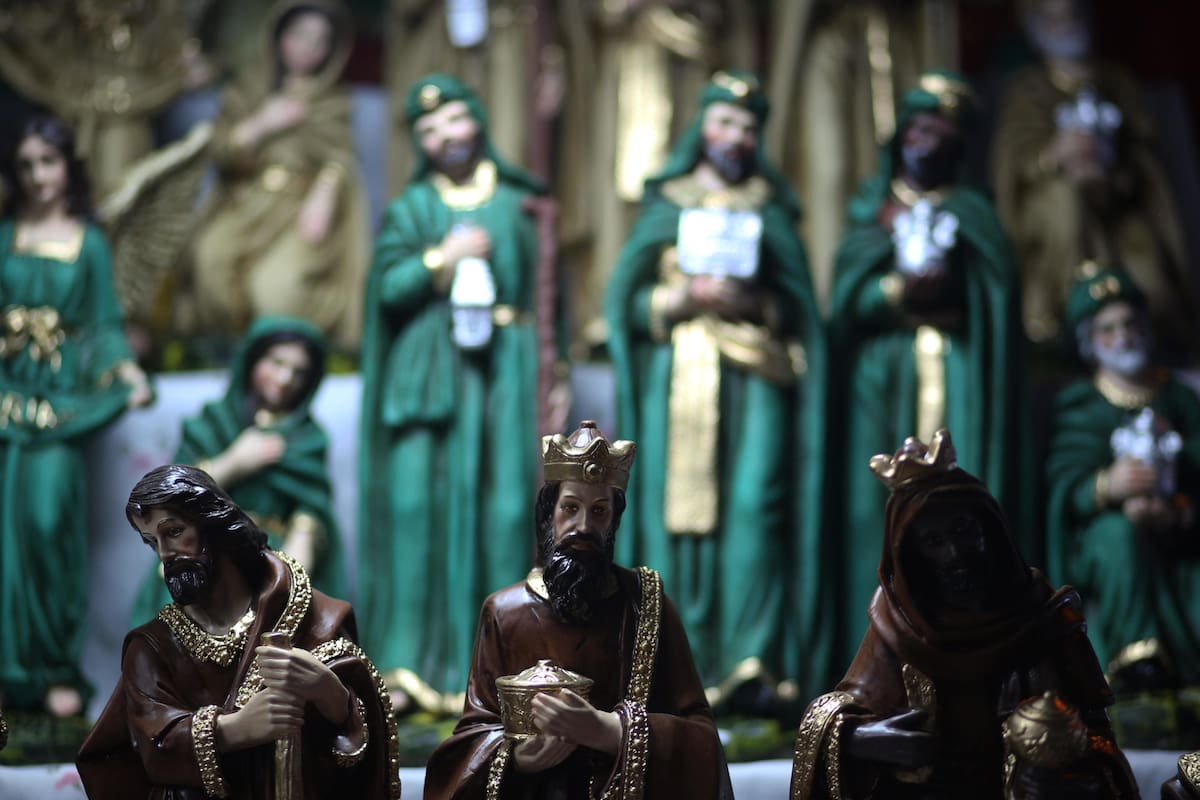 Fotografía de figuras de los reyes magos en una feria navideña, el 18 de diciembre de 2023, en La Paz (Bolivia). EFE/Luis Gandarillas