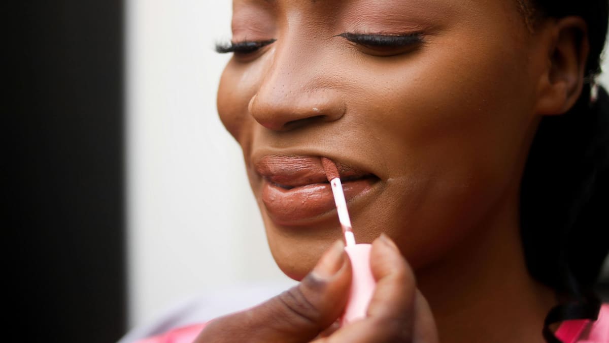 Maquillaje de labios al estilo Nina Park: tutorial fácil para lograr el look | Foto: Especial (canva)