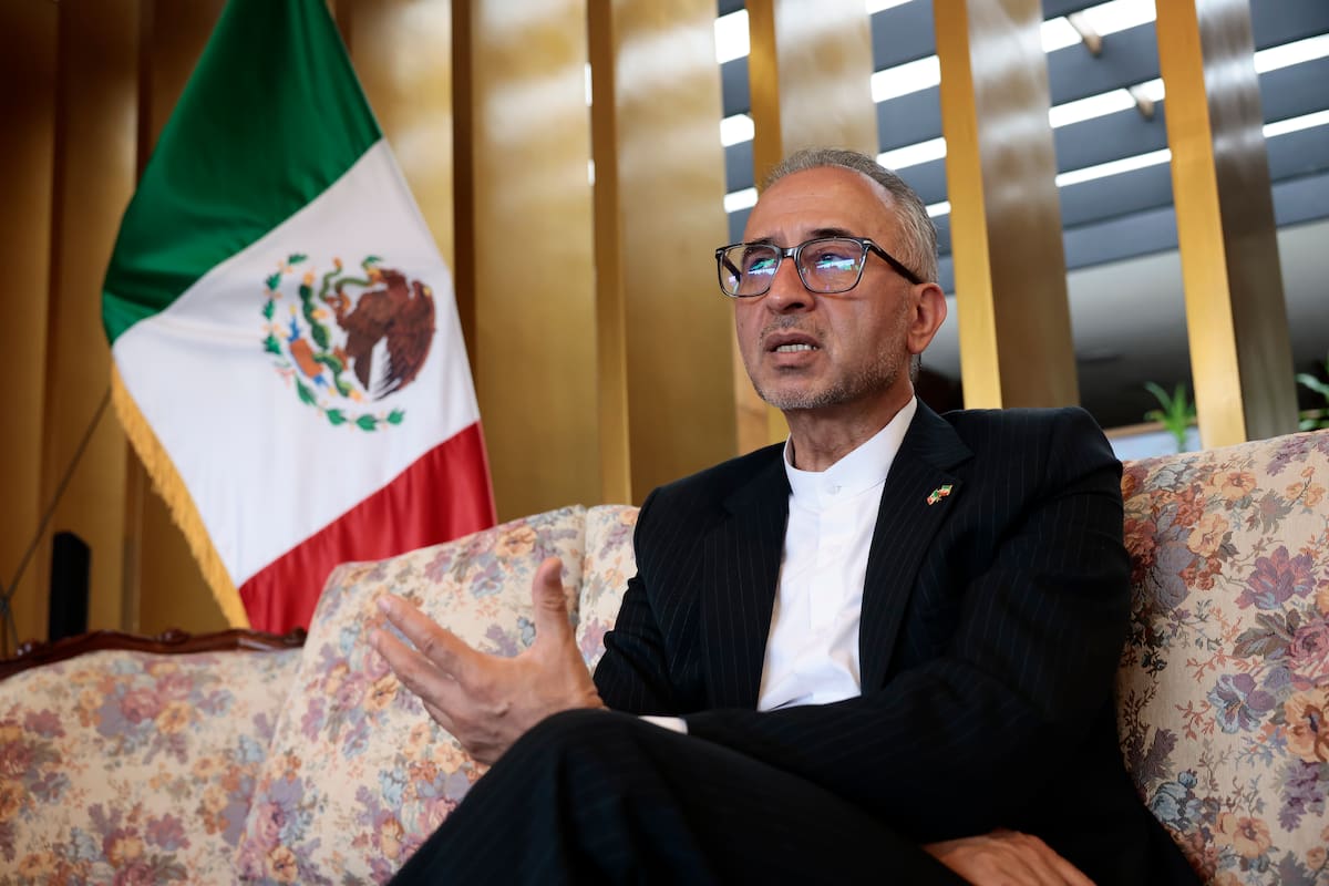 El embajador de Irán en México, AbolfazlPasandideh afirmó que las restricciones logísticas impuestas por Estados Unidos a su selección nacional durante el Mundial de fútbol 2026 "son negativas y violan las normativas de la FIFA" al mezclar el deporte con las disputas políticas internacionales. EFE/José Méndez