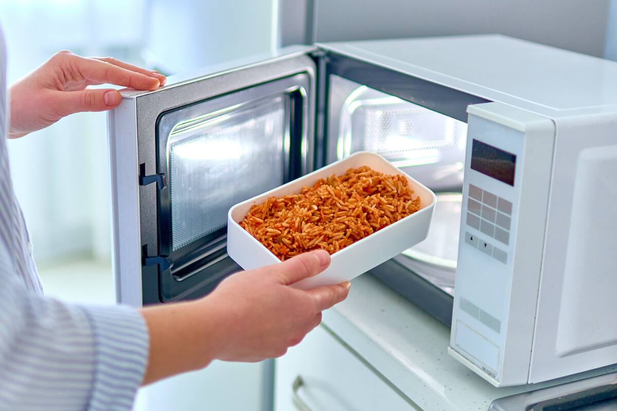 Esta es la forma más eficiente de limpiar el microondas, según expertos