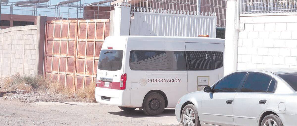 Una unidad de la Secretaría de Gobernación ingresa a las instalaciones
del INM en Hermosillo con un grupo de migrantes. FOTO: TEODORO BORBÓN