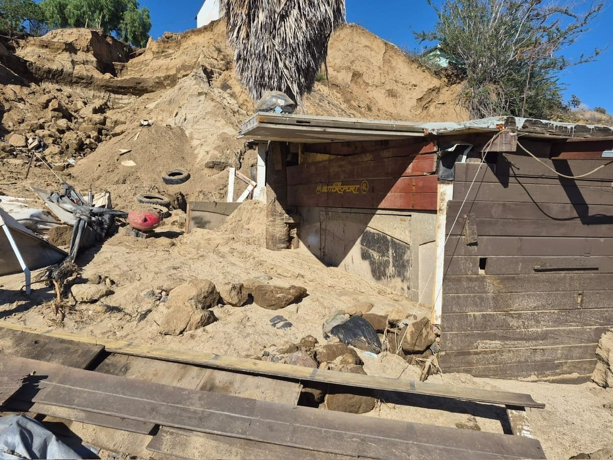 El taller de Moisés Mar quedó sepultado por arena y agua tras el paso de Rachel. Foto: Alejandro Zepeda