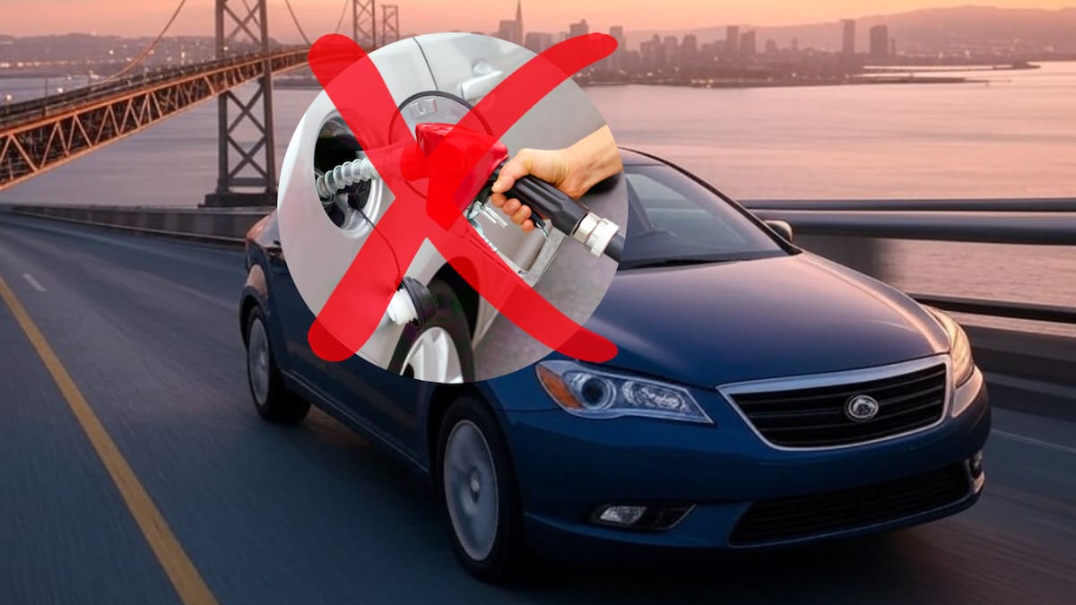 California plantea rigurosa normativa contra emisiones y va por autos de gasolina. | Imagen hecha con Grok, la IA de X, antes Twitter