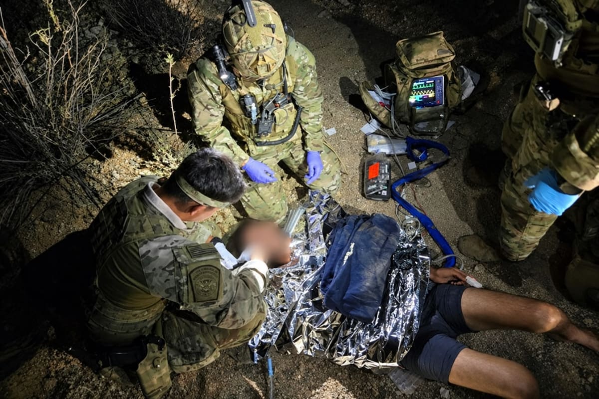 Rescatan en helicóptero a un inmigrante que no podía respirar en las montañas de Sells, Arizona, a 90 kilómetros de Sásabe
