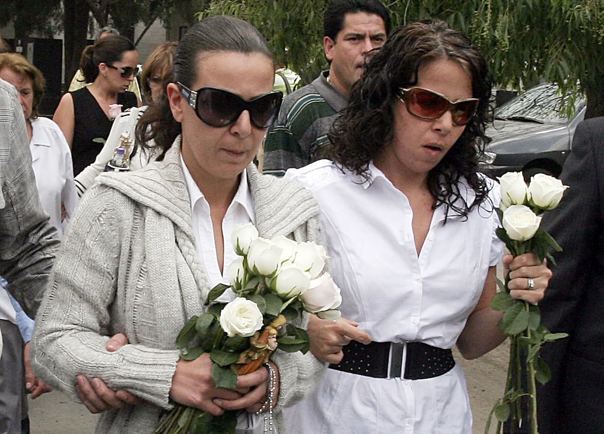 MDF00406070. Acompañada de su hermana y custodiada por uno de sus empleados, Lisette Farah, caminó detrás de la carroza hasta la tumba de la pequeña Paulette, en el Panteón Francés, donde diferentes ciudadanos asistieron a su entierro y gritaron frases como "justicia para Paulette", "Paulette vas a estar mejor, ya estás con Dios", "perdona el daño que te hicieron". NOTIMEX/FOTO/GUILLERMO G. MONTENEGRO/GGM/HUM/