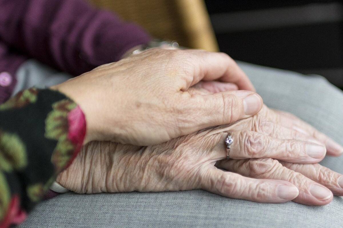 Una docena de adultos mayores se contagian de Covid-19 tras recibir la primera dosis de la vacuna