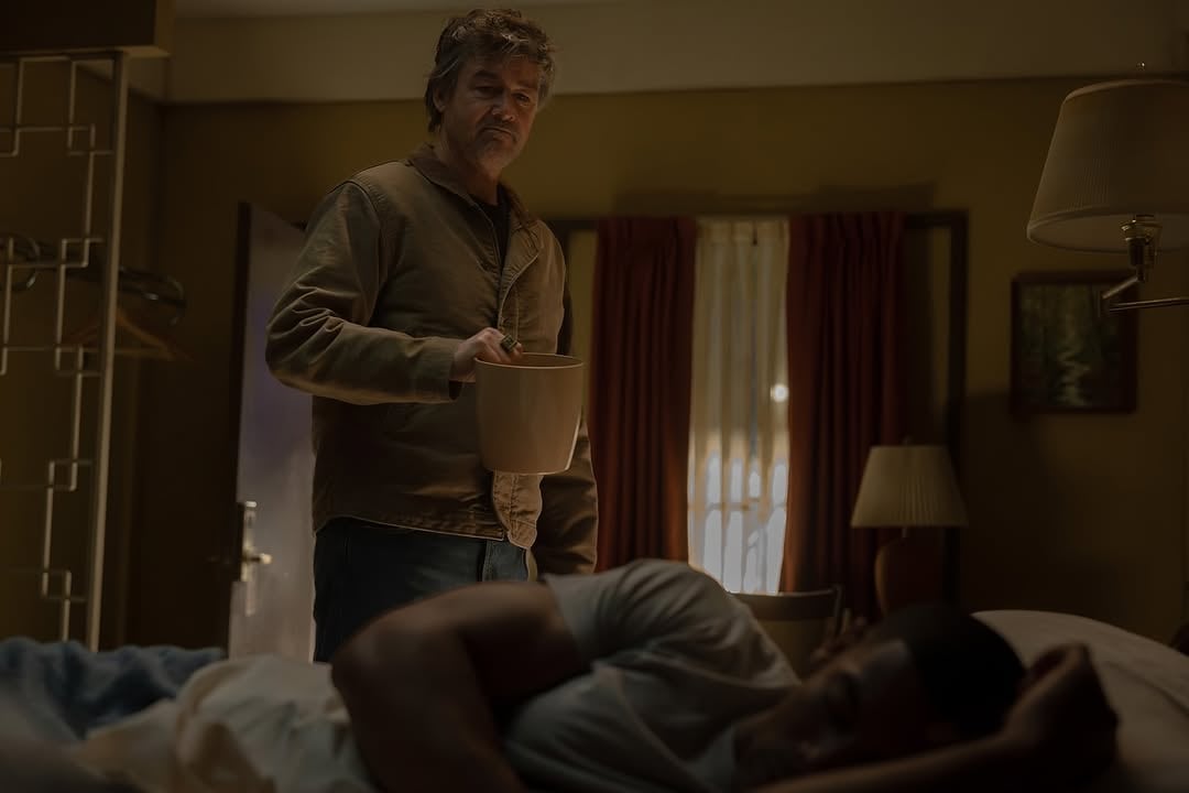 Hal Jordan interrumpe el sueño de John Stewart con un baldazo de agua. (Foto: IG @greenlantern)