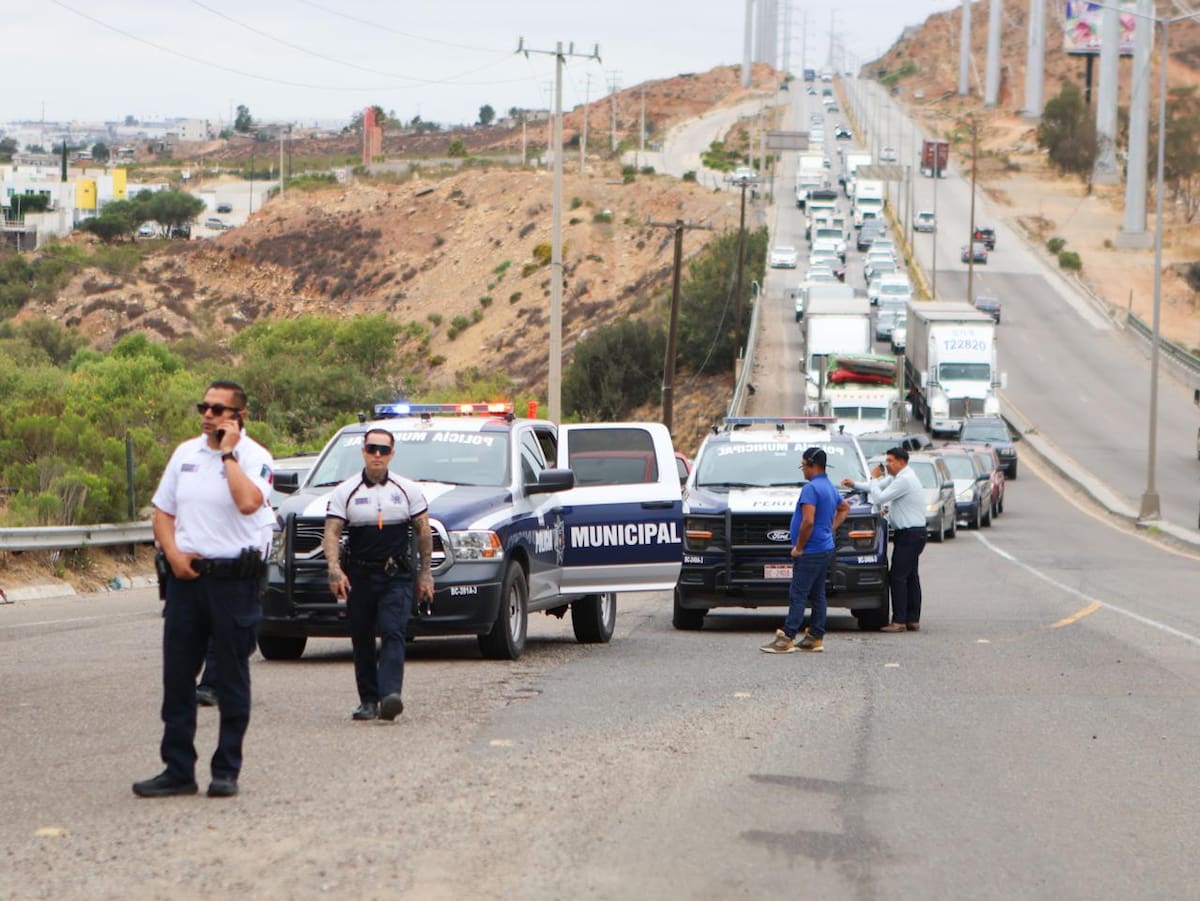 El accidente generó tráfico lento desde Otay hasta zonas cercanas a la colonia 10 de Mayo durante la mañana de este lunes. Foto: Border Zoom