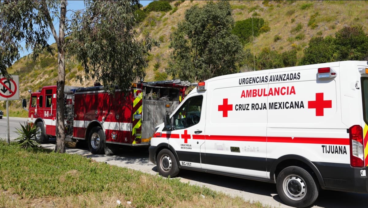 El conductor fue atendido por paramédicos luego de ser embestido por un automóvil; la presunta responsable fue detenida en el lugar. Foto: Carlos Cruz