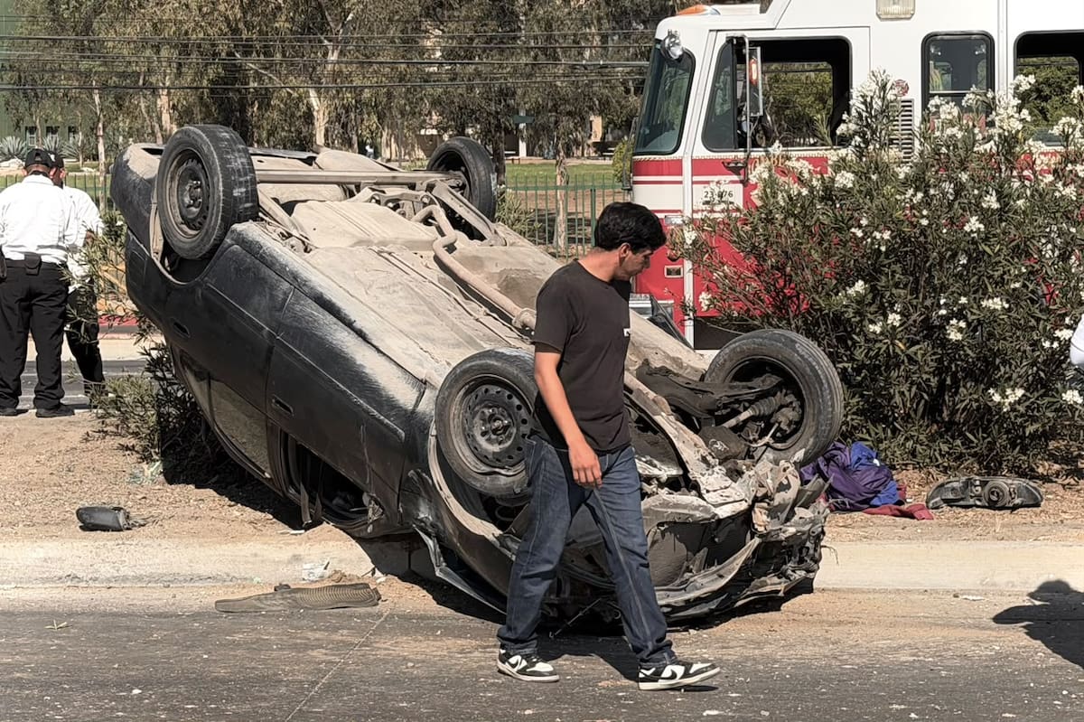 El Nissan Sentra terminó volcado sobre el camellón de la Calzada Tecnológico frente a la UABC. Foto: Border Zoom