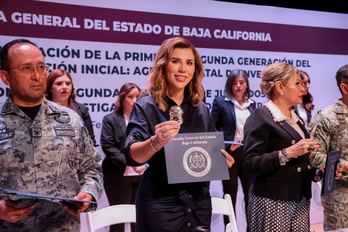 Reconoce gobernadora Marina del Pilar a elementos graduados y jubilados de la Agencia Estatal de Investigación