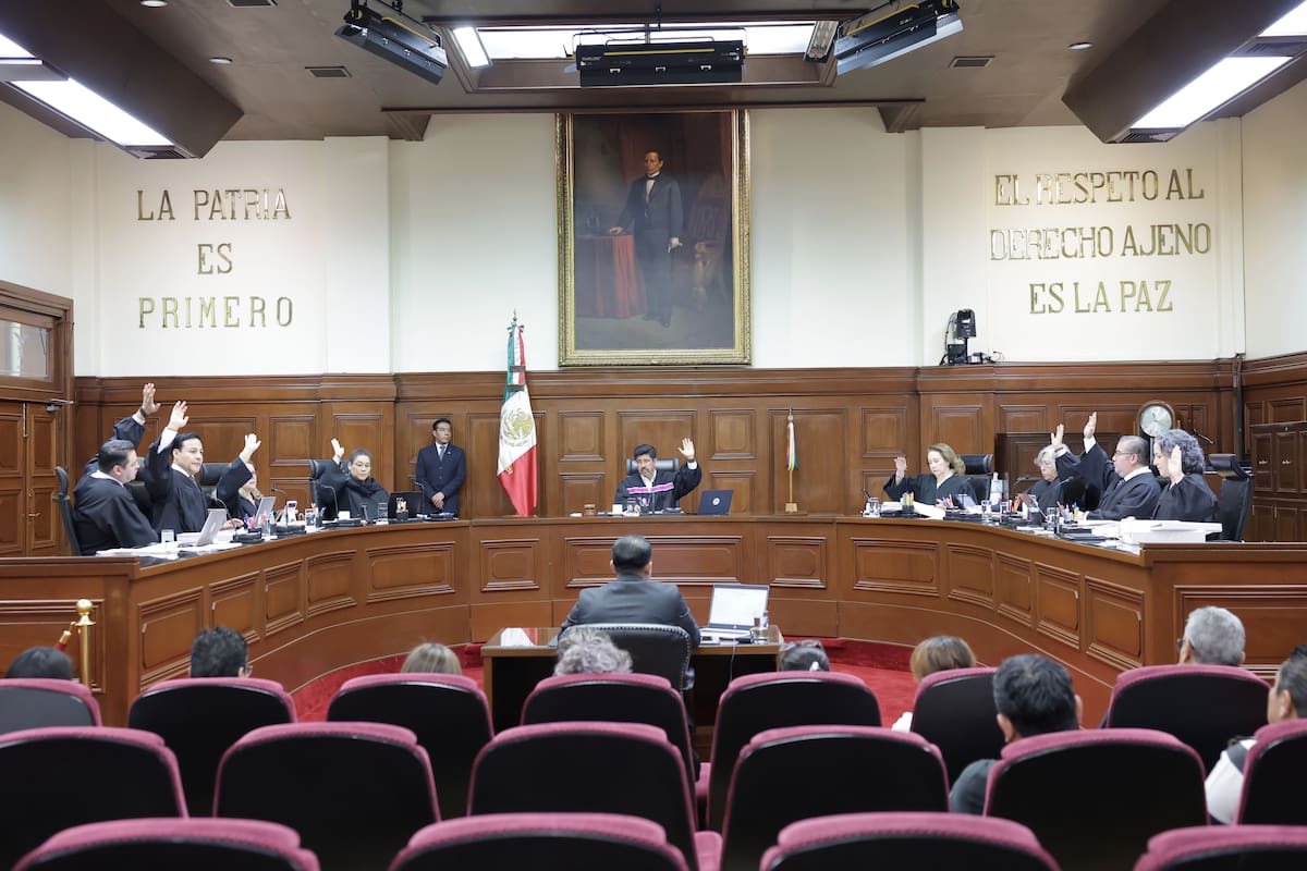 La Primera Sala de la SCJN resolvió desde 2016 que imponer automáticamente el apellido paterno antes que el materno vulnera el derecho de los progenitores a elegir el nombre de sus hijos y reproduce un criterio discriminatorio.
