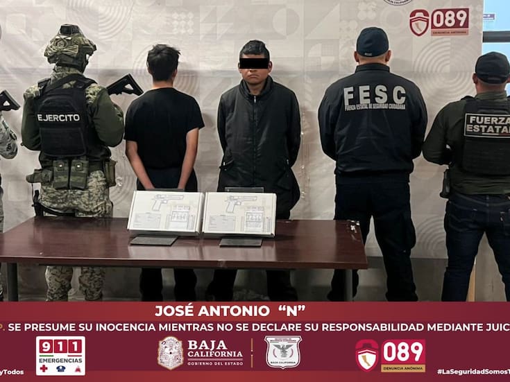 Sorprenden a dos con pistola en Tecate; uno era menor de edad