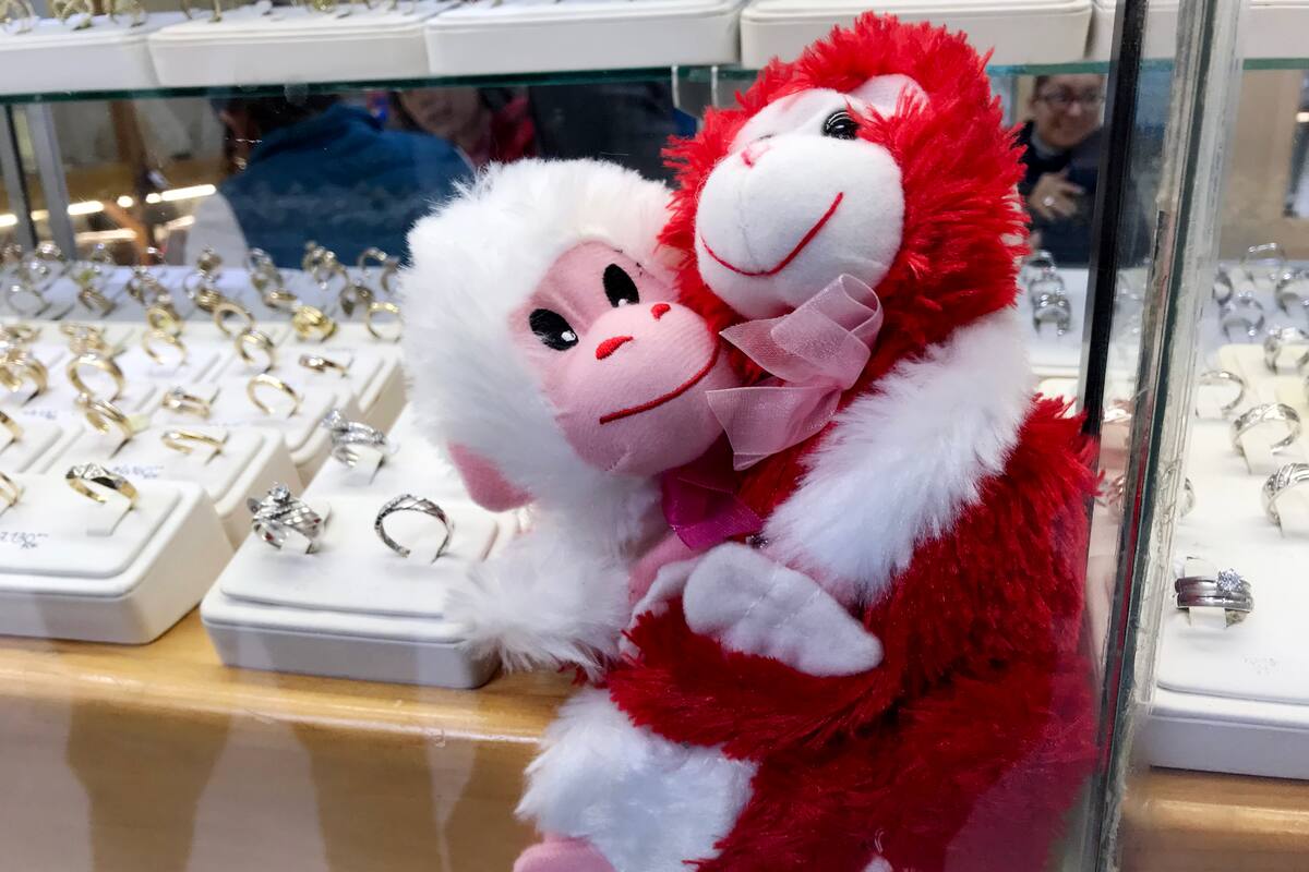 Se preparan comercios para el día del amor y la amistad