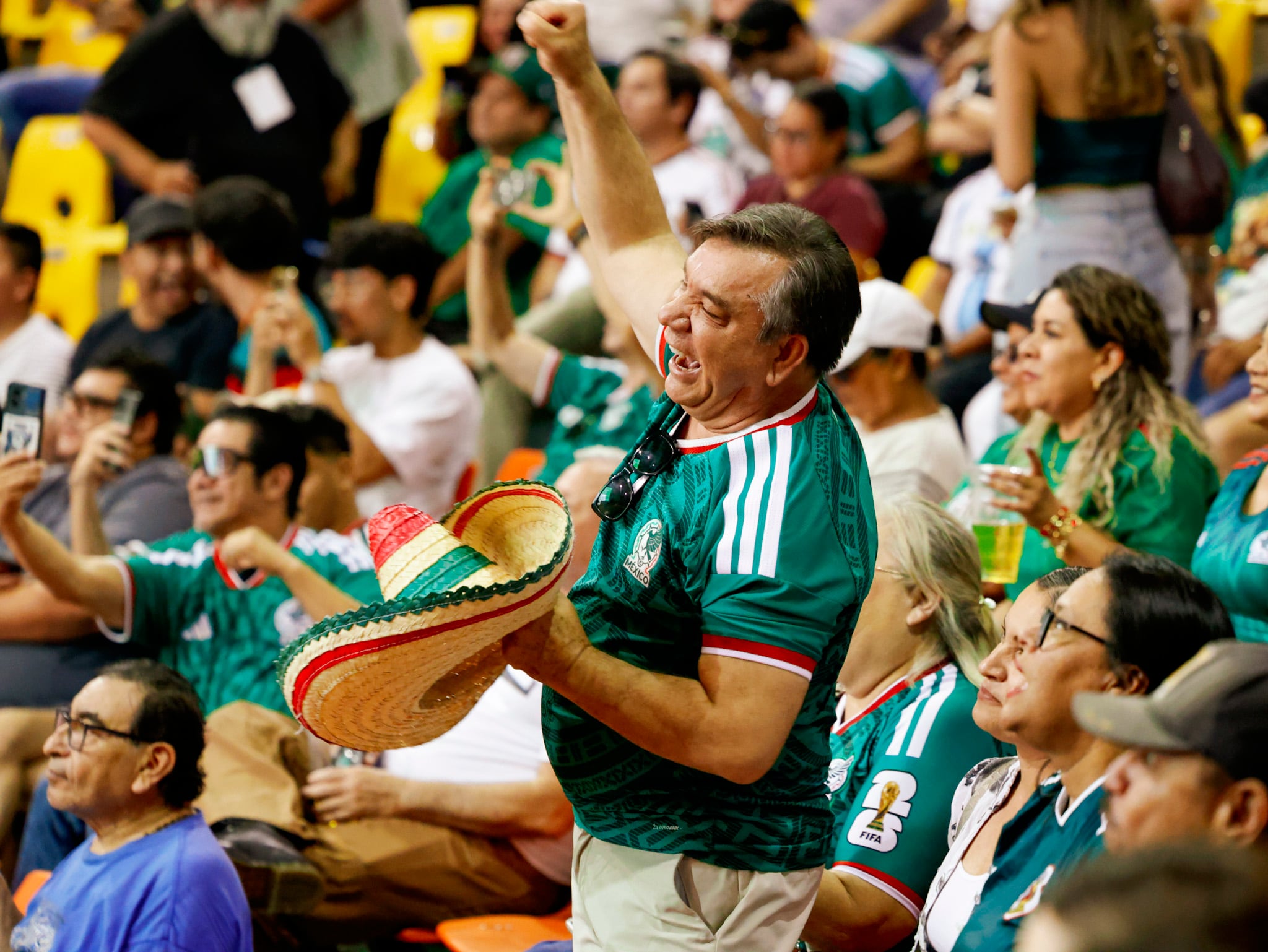 Aficionados observan el debut de la Selección Mexicana en la Copa Mundial 2026 durante el Baja Fut Fest realizado en Mexicali. La victoria del Tricolor reunió a decenas de seguidores que celebraron cada jugada frente a las pantallas instaladas para el evento. (Foto: Juan J. Morales)